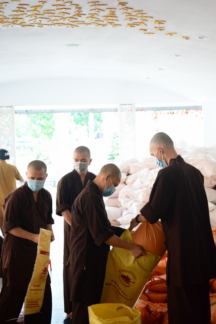 Continuing to support people in need in the Covid-19 pandemic of Hoang Phap Pagoda (series 2)